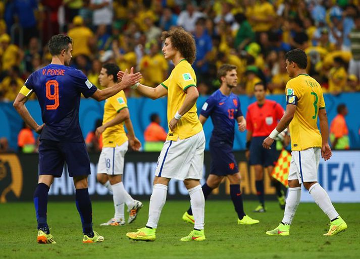 Robin van Persie og David Luiz takast í hendur eftir leikinn í kvöld.