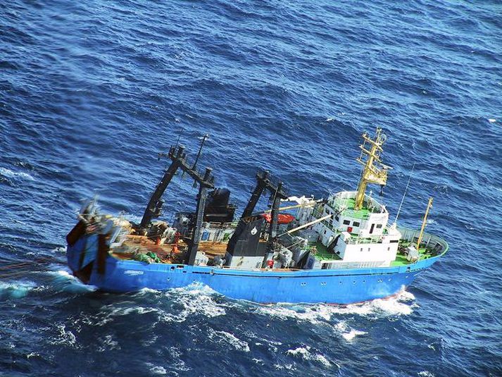Fiskiskip á karfaveiðum á reykjaneshrygg. Verðmæti úthafskarfa dróst saman um tæpan þriðjung en verðmæti karfa jókst um tæpan helming á fyrstu sjö mánuðum ársins miðað við sama tíma í fyrra.