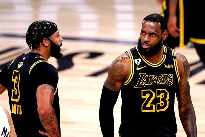 Anthony Davis og  LeBron James í Mamba búningnum í leik tvö sem Lakers vann örugglega.