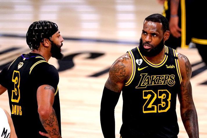 Anthony Davis og  LeBron James í Mamba búningnum í leik tvö sem Lakers vann örugglega.