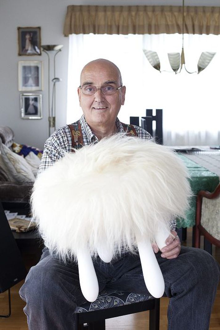 Hér er Sigurður Már með gærukollinn sem víðast er nú meira fyrir augað en sitjandann.