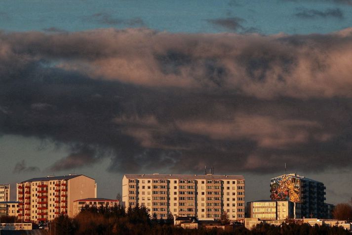 Breiðholtið í kvöldsólinni: Reykkennt ský yfir borginni átti upptök sín í mekkinum úr Heiðmörk.