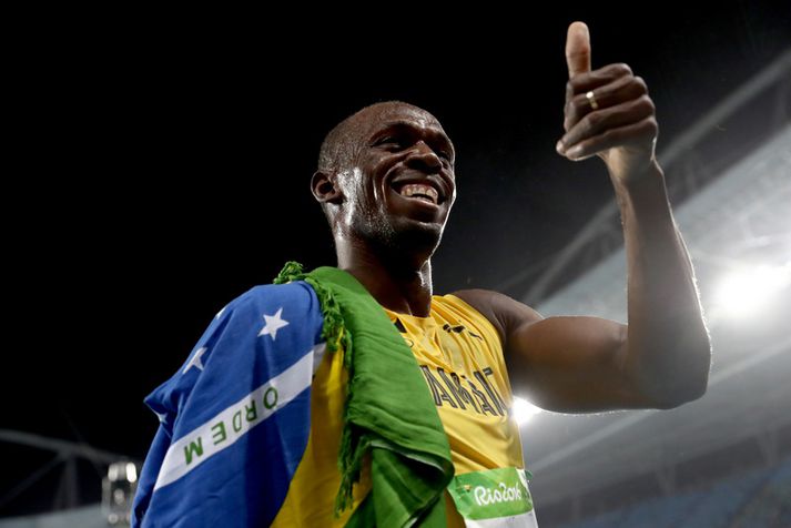Usain Bolt fagnar sigri.