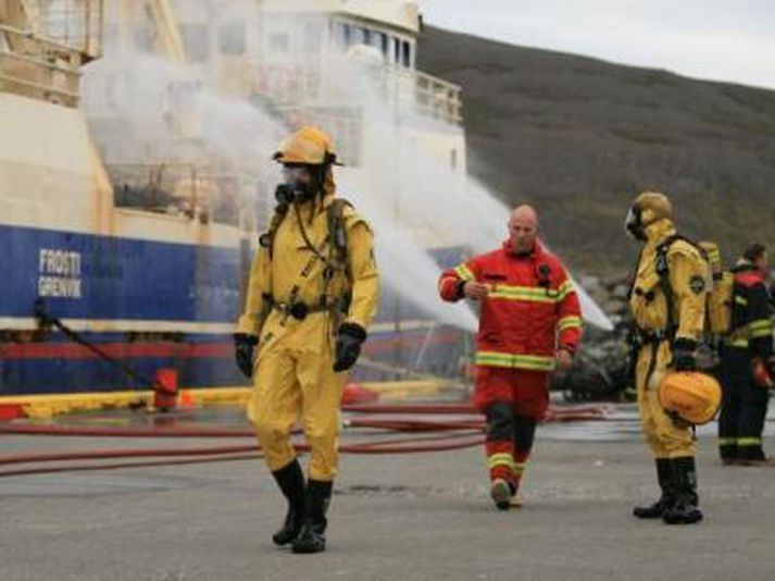 Slökkviliðsmenn að störfum á Grenivík fyrr í kvöld.