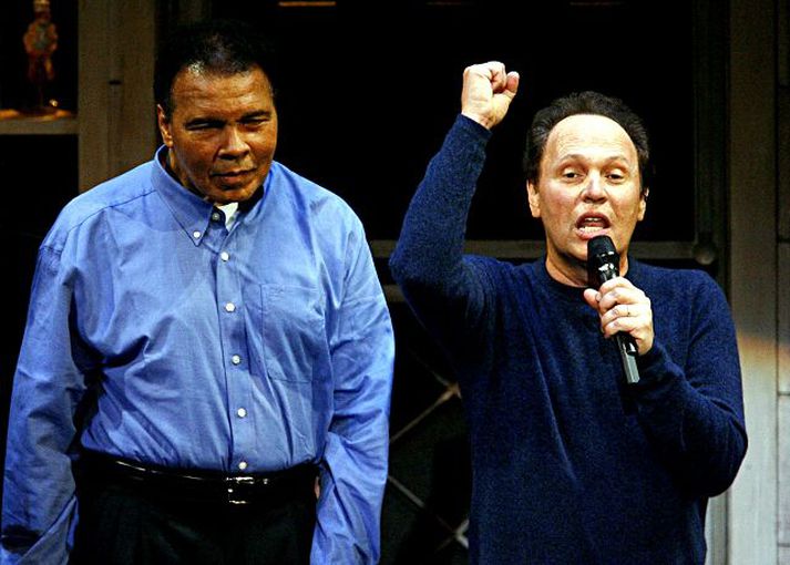 Billy Crystal bauð vin sinn Muhammad Ali velkominn á sviðið.