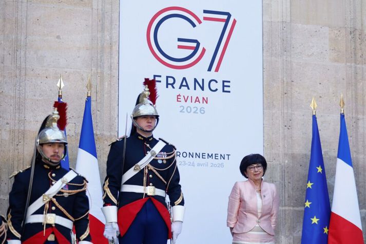 Monique Barbout, vistkerfaráðherra Frakklands, bíður eftir að taka á móti ráðherrum G7-ríkja í París. Bandaríkin senda ekki ráðherra þó að loftslagsmál hafi verið strokuð út af dagskránni.