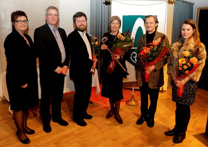 Á meðfylgjandi mynd er Guðrún Pálsdóttir bæjarstjóri, Hafsteinn Karlsson bæjarfulltrúi, Jón Yngvi Jóhannsson formaður dómnefndar, Hallfríður Ragnheiðardóttir verðlaunahafi, Sigurður Pálsson, dómnefnd og Gerður Kristný, dómnefnd.