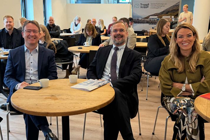 Hermann Jónasson, Daði Már Kristófersson, fjármála- og efnahagsráðherra og Guðný Helga Herbertsdóttir, forstjóri VÍS. 