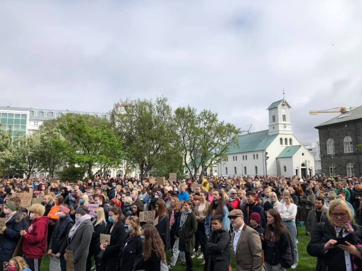 Fjöldi fólks er samankominn á Austurvelli þessa stundina.