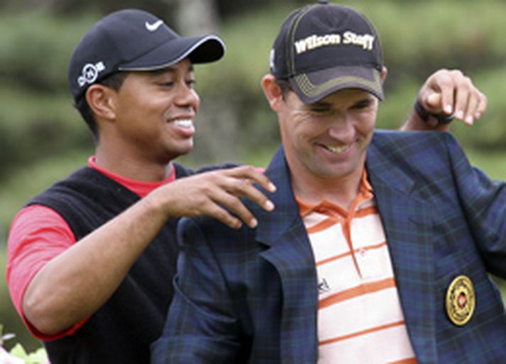 Tiger Woods var heiðursemin uppmálum við Harrington eftir mótið í dag og klæddi hann sjálfur í jakkan sem sigurvegari Dunlop-Pheonix mótsins fær að launum.