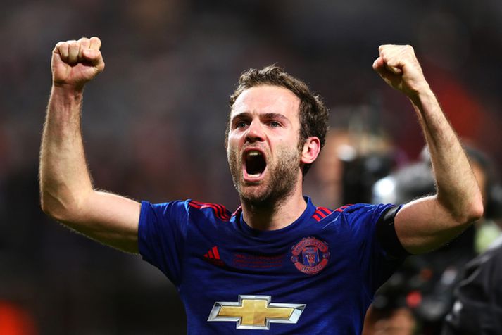 Mata fagnar eftir úrslitaleik Evrópudeildarinnar þar sem Man Utd vann 2-0 sigur á Ajax.