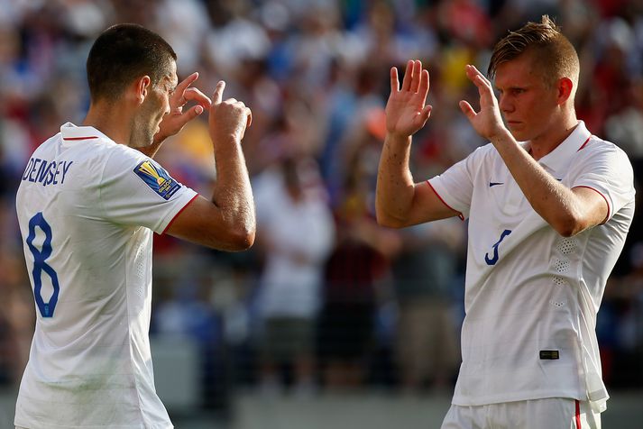 Aron fagnar einu af þremur mörkum Clint Dempsey gegn Kúbu á dögunum.