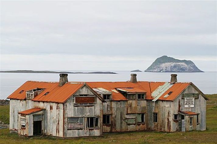 Eins og sjá má er húsið illa farið eftir áratuga niðurníðslu. Ótrúlegt en satt má nýta töluvert af húsviðunum. Eyjan Skrúður í baksýn.