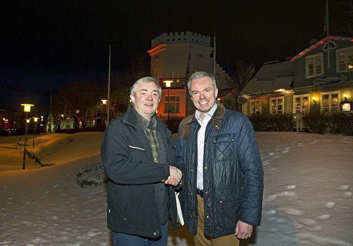 Kaupin handsöluð. Þorsteinn Bergsson framkvæmdastjóri Minjaverndar og Örn V. Kjartansson framkvæmdastjóri FÍ fasteigna.