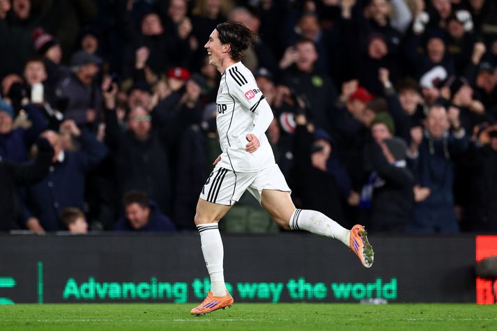 Harry Wilson fagnar frábæru sigurmarki sínu fyrir Fulham í dag.