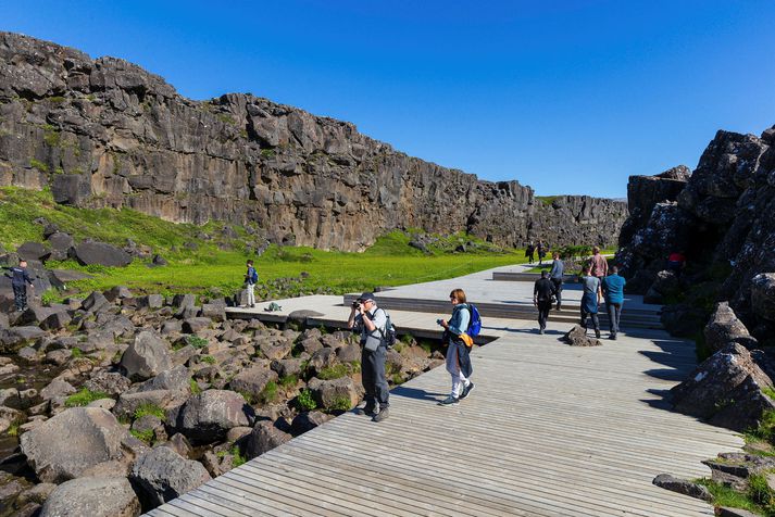 Hagfræðingur Landsbankans segir að rekja megi mikinn samdrátt í útflutningi á árinu til samdráttar í ferðaþjónustu. Myndin er tekin á Þingvöllum í júlí en undanfarin sumur hefur vart verið þverfótað fyrir ferðamönnum í þjóðgarðinum.