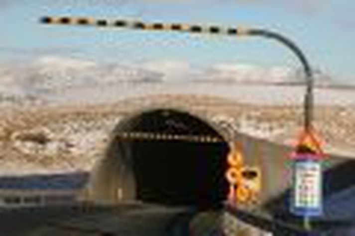 Hvalfjarðargöngin voru lokuð í gluggutíma vegna slyss.