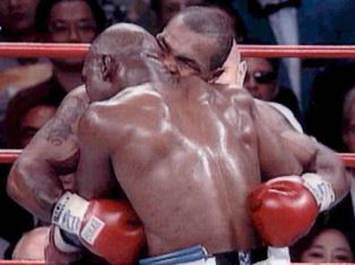 Mike Tyson bítur stykki úr eyra Holyfield í bardaga þeirra fyrir áratug
