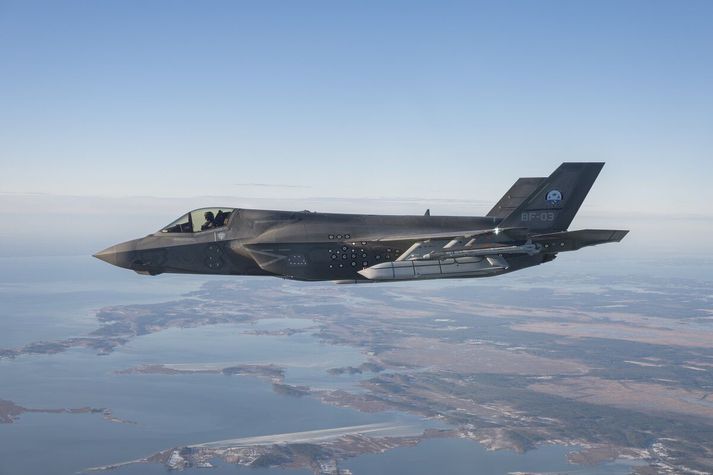 F-35B herþota á flugi.