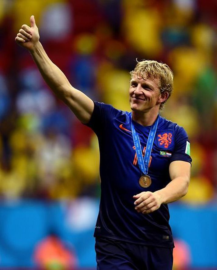 Kuyt með bronsmedalíuna um hálsinn.
