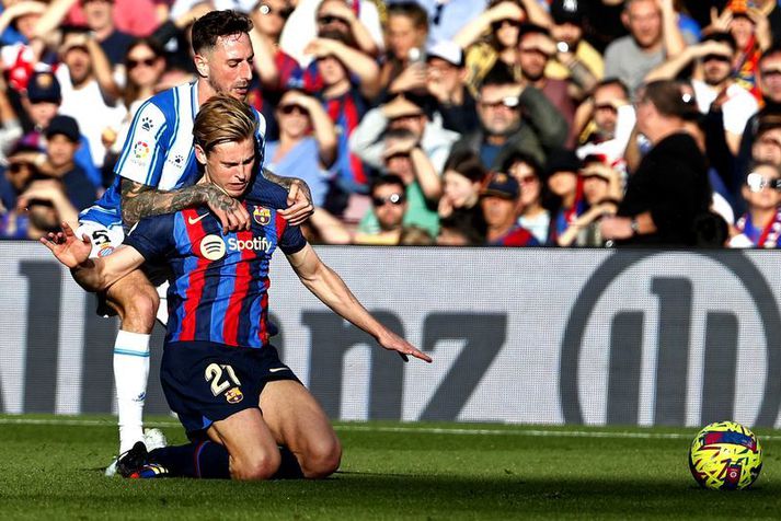 Frenkie de Jong í leik Barcelona á móti Espanyol um helgina en hér hefur Fernando Calero brotið á Hollendingnum.