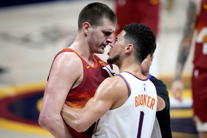 Devin Booker lét Nikola Jokic heyra það eftir brotið sem á endanum kallaði á annars stiga ásetningsvillu á Jokic og snemmbúna ferð í sturtu.