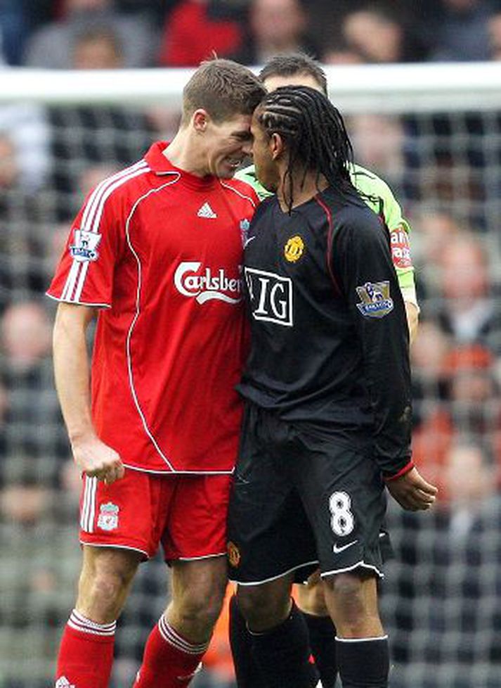 Steven Gerrard og Anderson háðu harða baráttu á Anfield í fyrra en Gerrard verður líklega fjarri góðu gamni í dag. 
nordic photos/getty