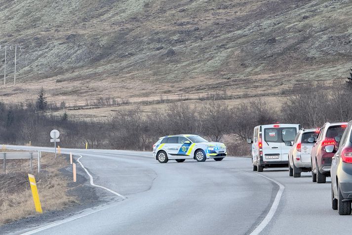 Veginum hefur verið lokað meðan vinna stendur yfir á vettvangi.