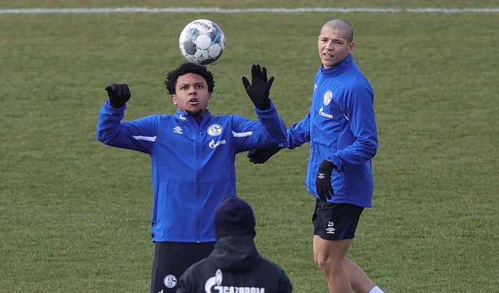 Myndin tengist fréttinni óbeint, en ekki hefur verið gefið upp hvaða félög ramba á barmi gjaldþrots. Hér eru Amine Harit og Weston McKennie, leikmenn Schalke, á æfingu á fimmtudag en leikmenn fá að æfa tveir og tveir saman ef þeir virða fjarlægðarmörk.