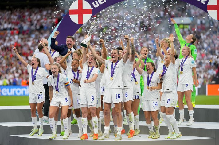 Ensku landsliðskonurnar fagna sigri á Evrópumótinu í fyrra eftir að hafa unnið Þýskaland í úrslitaleik á Wembley leikvanginum.