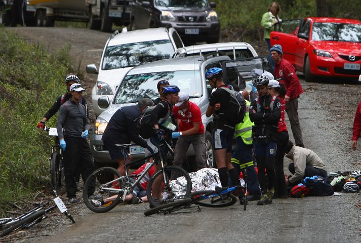 Hugað að Mark Webber á slysstað í Tasmaníu í dag.