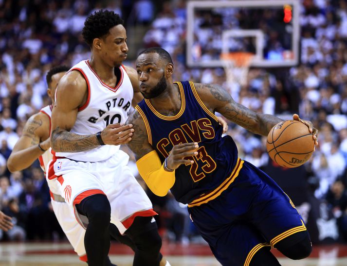 DeMar DeRozan og LeBron James eigast hér við í leik liðanna á föstudaginn.