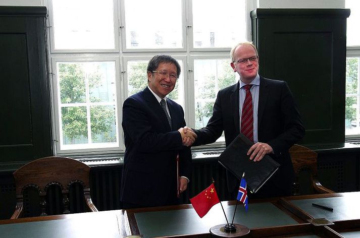 Illugi Gunnarsson tekur í höndina á Cao Jianlin, aðstoðarráðherra Kína á sviði tækni og vísinda, í Þjóðmenningarhúsinu.