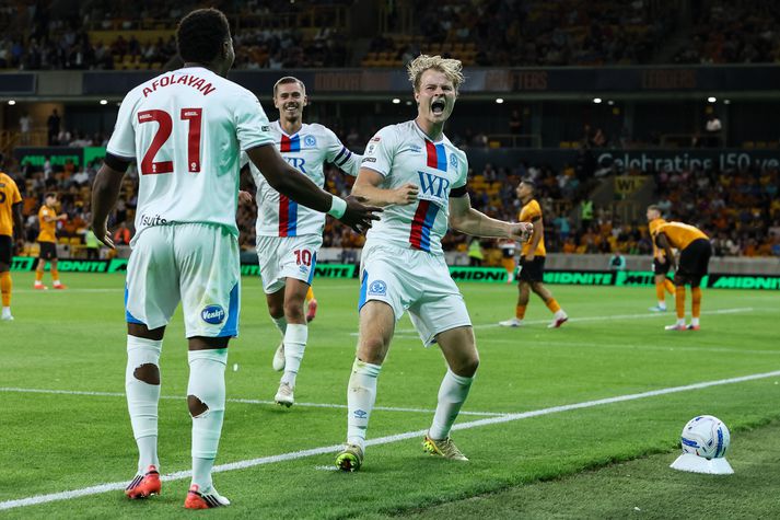 Andri Lucas Guðjohnsen fagnar markinu sínu með tilfþrifum í kvöld en það munaði rosalega litlu að það tryggði Blackburn öll þrjú stigin.