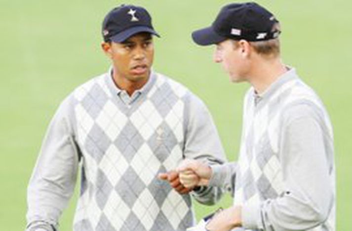 Tiger Woods og Jim Furyk ráða hér ráðum sínum í morgun