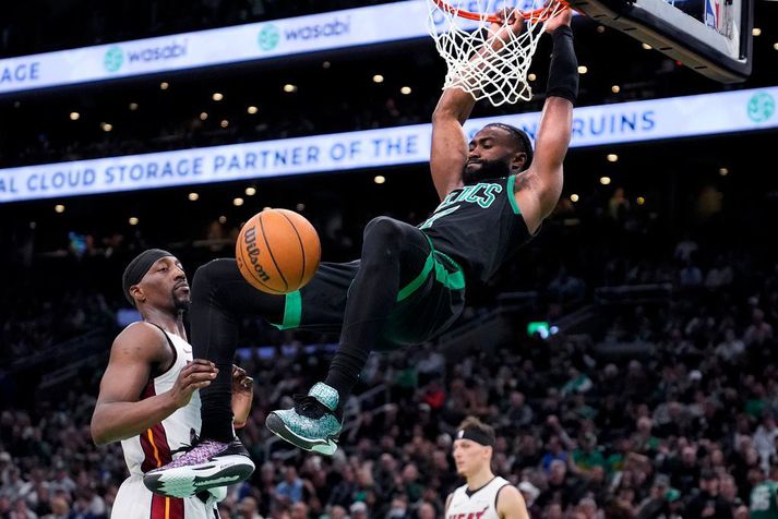 Jaylen Brown með troðslu gegn Miami Heat í gærkvöld.