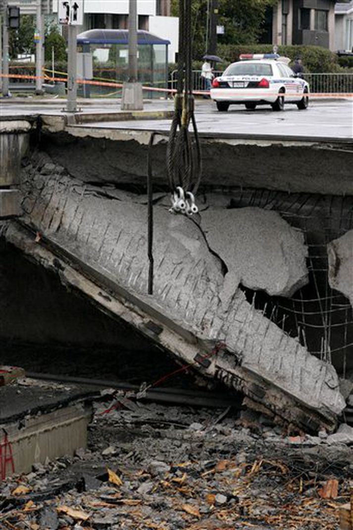 Brúin hrundi innan við klukkutíma eftir að starfsmaður samgönguráðuneytis hafði úrskurðað hana örugga.