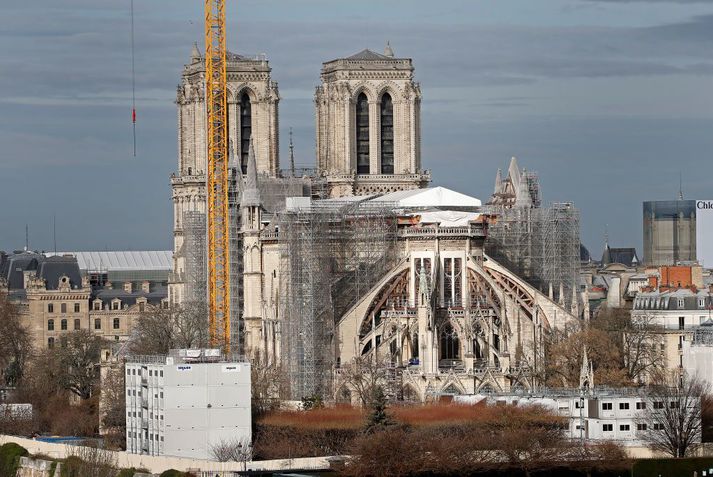 Hugmynd Macron er sú að hengja gömlu gluggana til sýnis í nýju Notre Dame safni.