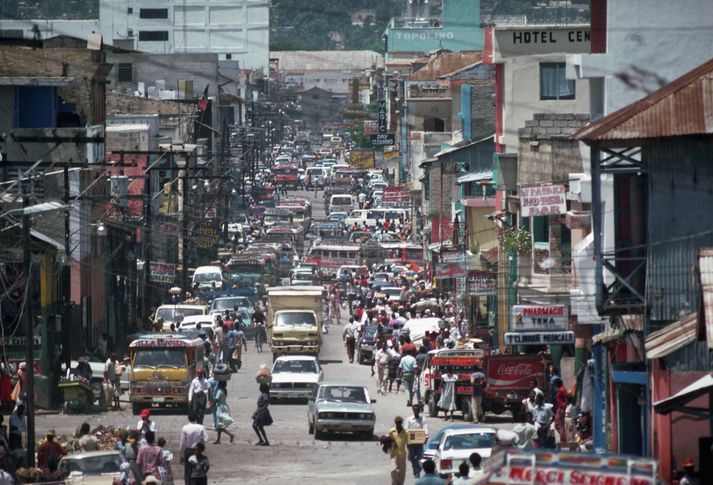 Útsýni yfir götu í höfuðborg Haítí, Port-au-Prince.