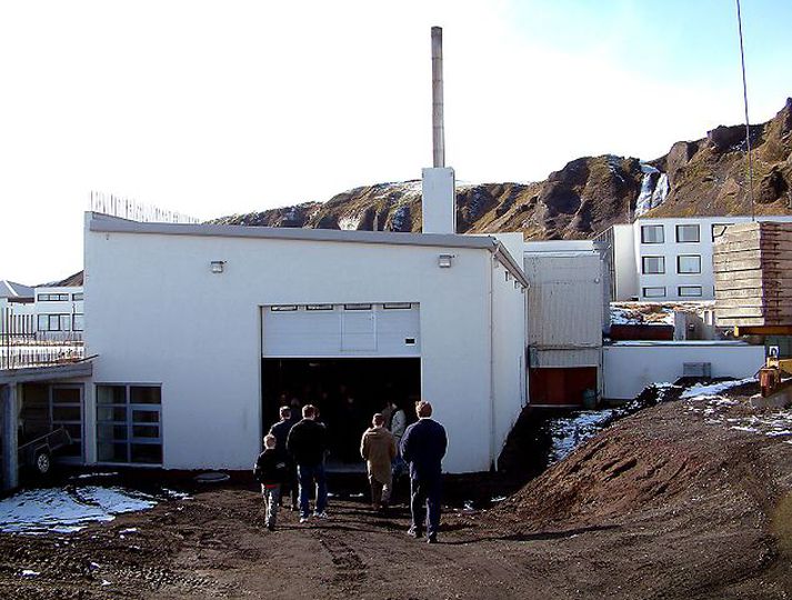 Brennslan stendur við hliðina á grunnskólanum og sundlaug staðarins. Staðsetningin hefur verið harðlega gagnrýnd.
mynd/sigurður k. hjálmarsson