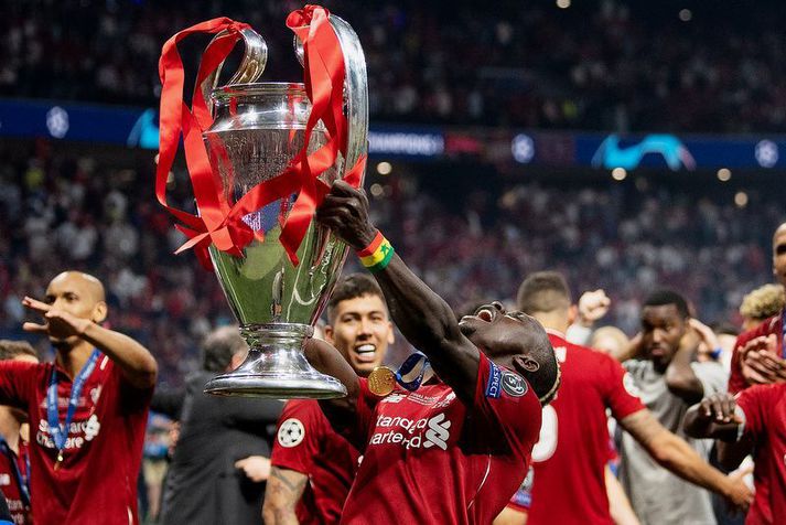 Liverpool maðurinn Sadio Mane með Meistaradeildarbikarinn en Liverpool vann hann síðasta þegar ensk félög mættust í úrslitaleiknum vorið 2019.