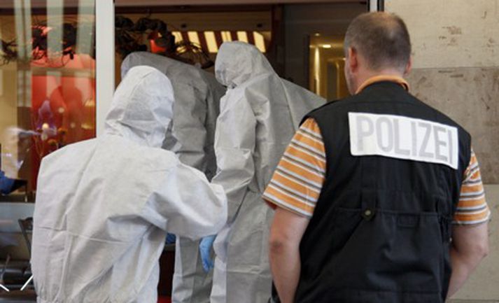 Þýskir lögreglumenn rannsaka vettvang morðanna í bænum Rüsselsheim.