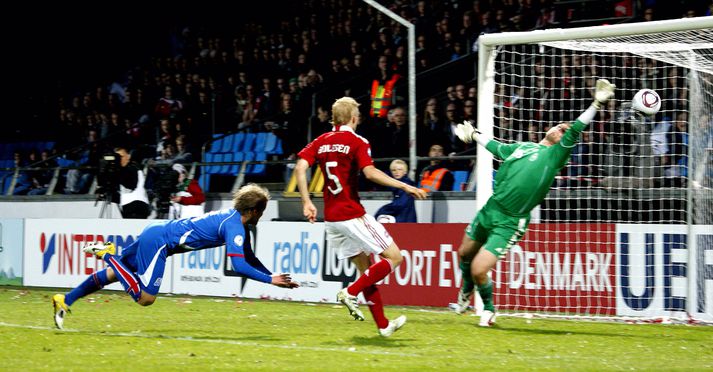 Birkir skorar glæsilegt mark gegn Dönum á Parken á EM U21 fyrr í sumar.
