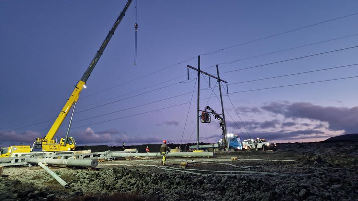 Framkvæmdir við nýja mastrið standa nú yfir. 