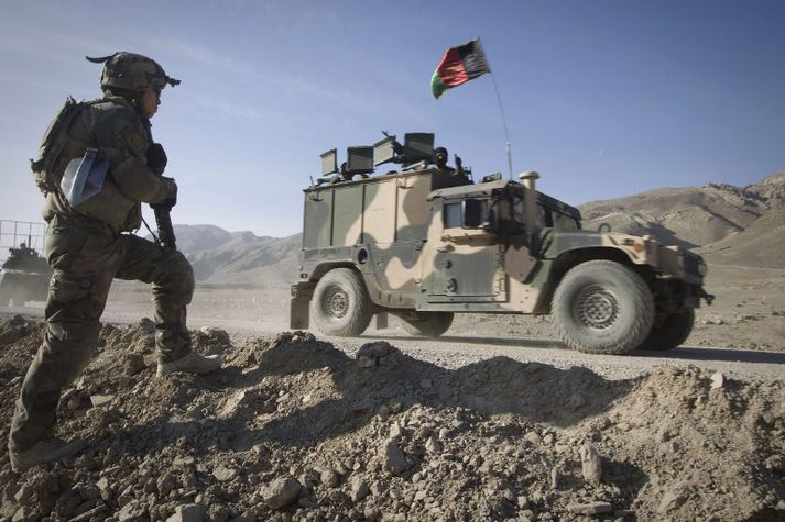 Franskur hermaður horfir á herbíl í Afganistan.