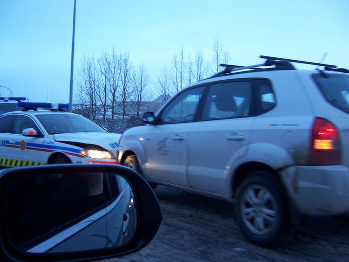 Lögreglan lenti í árekstri við bifreið Orkuveitunnar.
