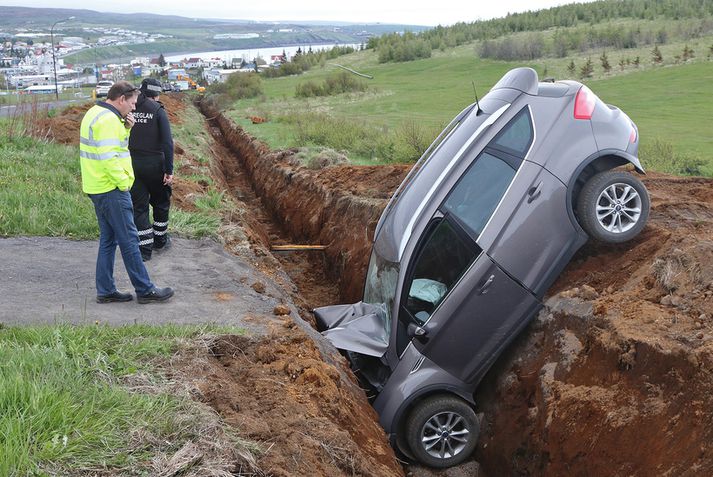 Bíllinn endastakkst ofan í skurðinn.