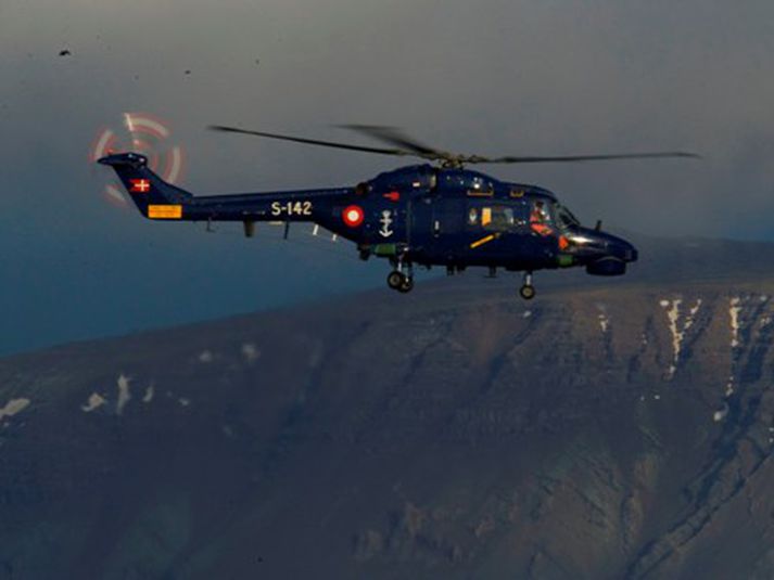 Dönsk þyrla þurfti að aðstoða Landhelgisgæsluna.