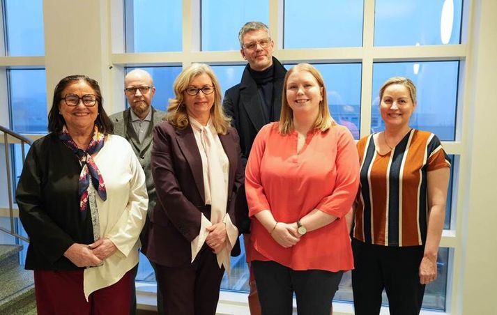 Fulltrúar ráðuneytanna og Geðhjálpar við undirskriftina í dag.