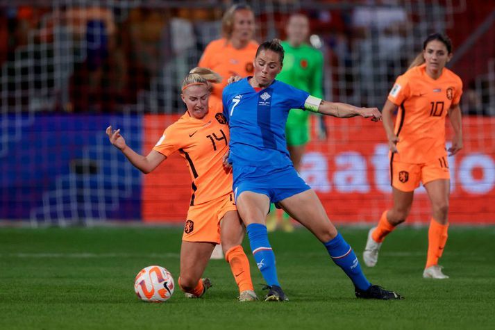 Jackie Groenen má sín hér lítils gegn Söru Björk Gunnarsdóttur í leiknum um sæti á HM, sem Holland vann 1-0 í Utrecht fyrir rúmri viku.